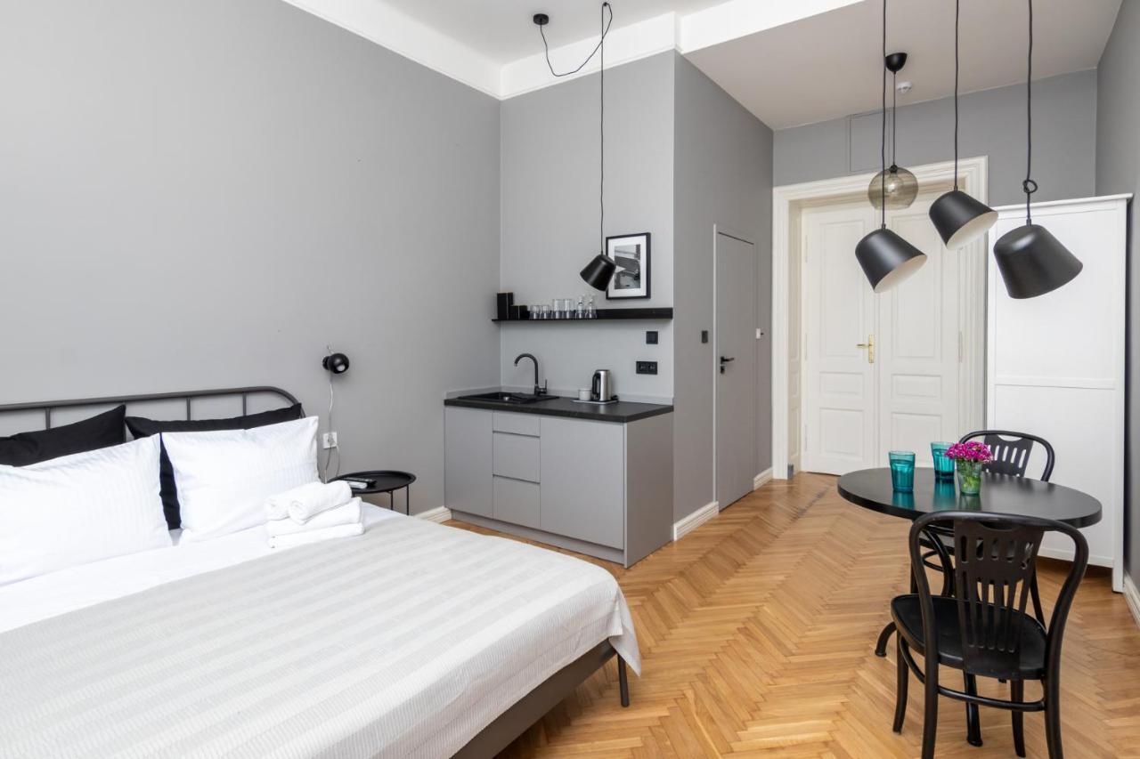 Barbacan Suites - Old Town Apartments - By Upstairs Krakau Buitenkant foto